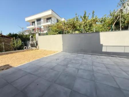 Seferihisar Ürkmez De Satılık Sıfır Geniş Bahçeli 3+1 Villa