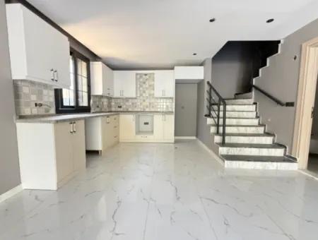 Seferihisar Ürkmez De Satılık Sıfır Geniş Bahçeli 3+1 Villa