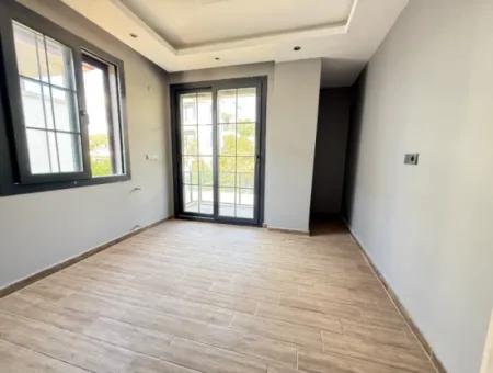 Seferihisar Ürkmez De Satılık Sıfır Geniş Bahçeli 3+1 Villa
