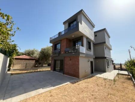 Seferihisar Ürkmez De Satılık Sıfır Geniş Bahçeli 3+1 Villa