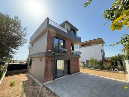 Seferihisar Ürkmez De Satılık Sıfır Geniş Bahçeli 3+1 Villa