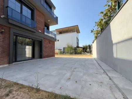 Seferihisar Ürkmez De Satılık Sıfır Geniş Bahçeli 3+1 Villa