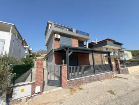 Seferihisar Ürkmez De Satılık Sıfır Geniş Bahçeli 3+1 Villa