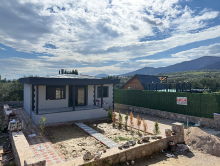 Seferihisar Kavaklıdere’de Satılık 300 Metre² Bahçe İçinde Müstakil 2 + 1 Yazlık