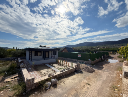 Seferihisar Kavaklıdere’de Satılık 300 Metre² Bahçe İçinde Müstakil 2 + 1 Yazlık